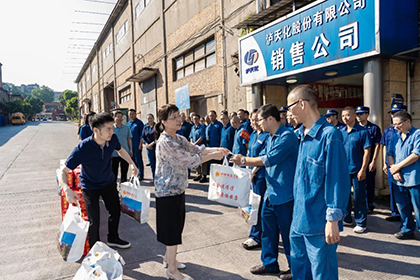 劉瑤慰問瀘天化員工.jpg